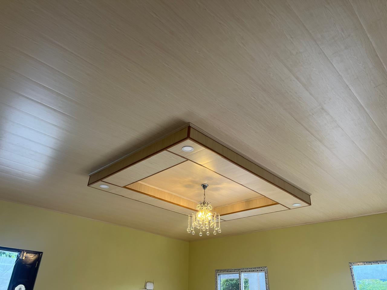 Cielo falso decorativo con acabado en PVC e iluminación