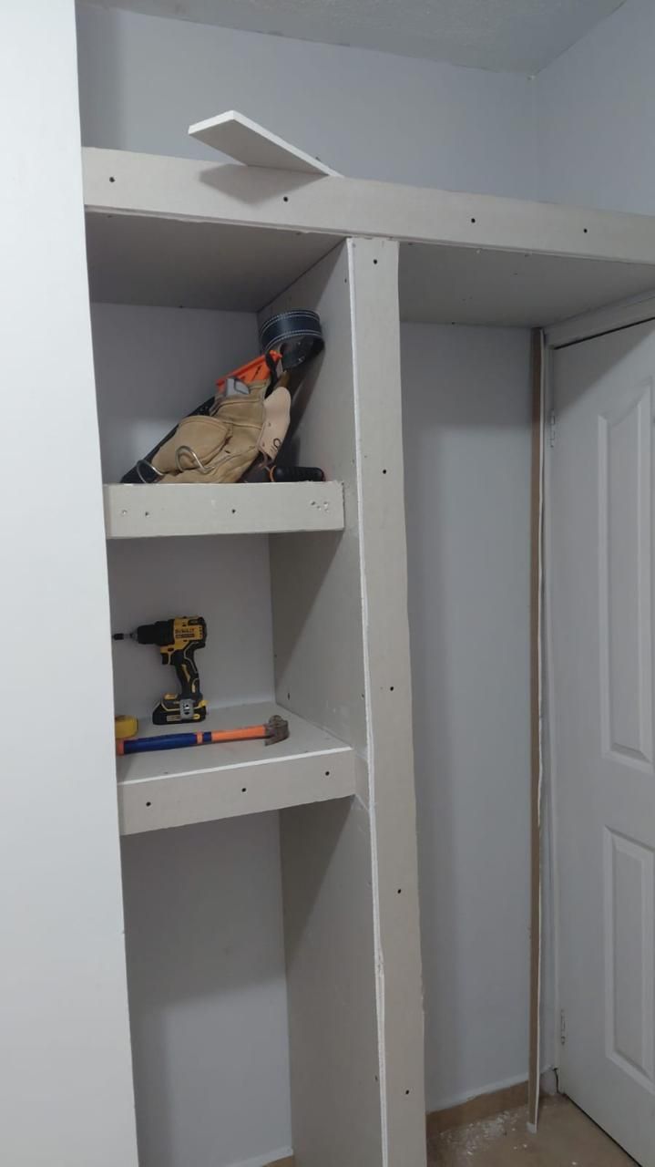 Closet en tabla yeso en proceso de construcción