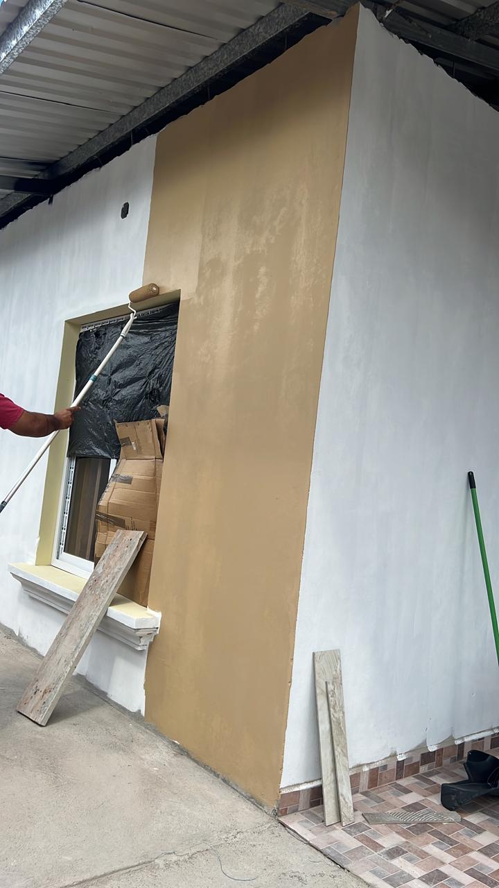 Trabajo de pintura exterior en vivienda